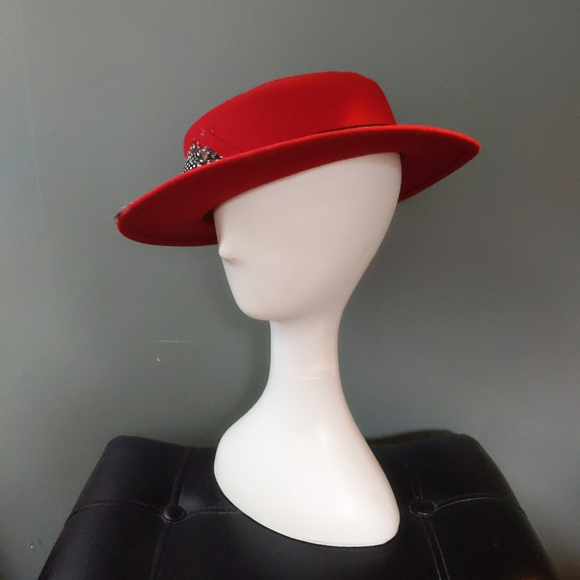 Vintage 1980s Bright Red Wool Pheasant Feather Low Crown Boater Hat - Picture 5 of 6